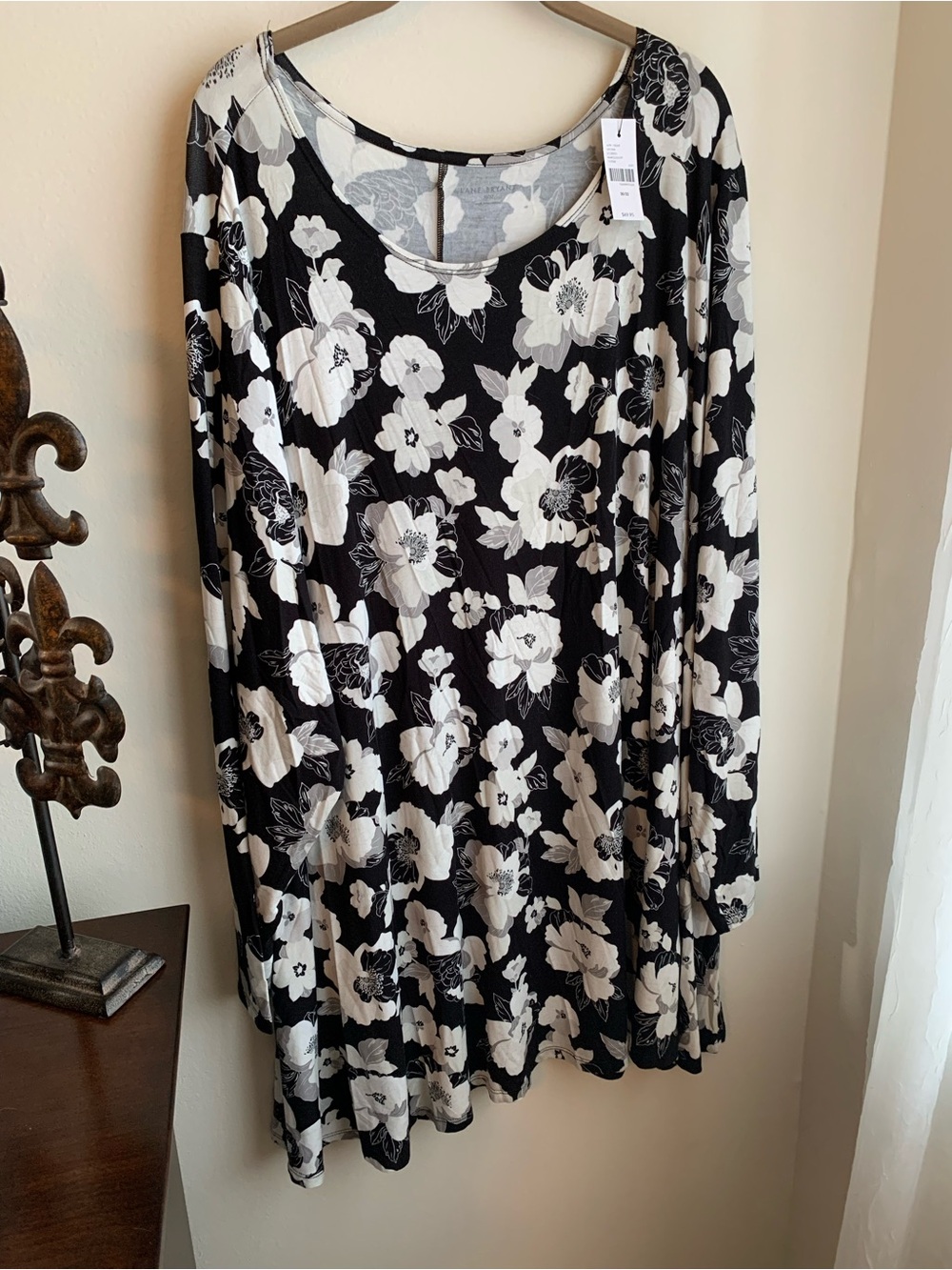 NWT-LANE BRYANT PLUS SIZE 30/32  BLACK& WHITE FLORAL LONG “SWING TEE”